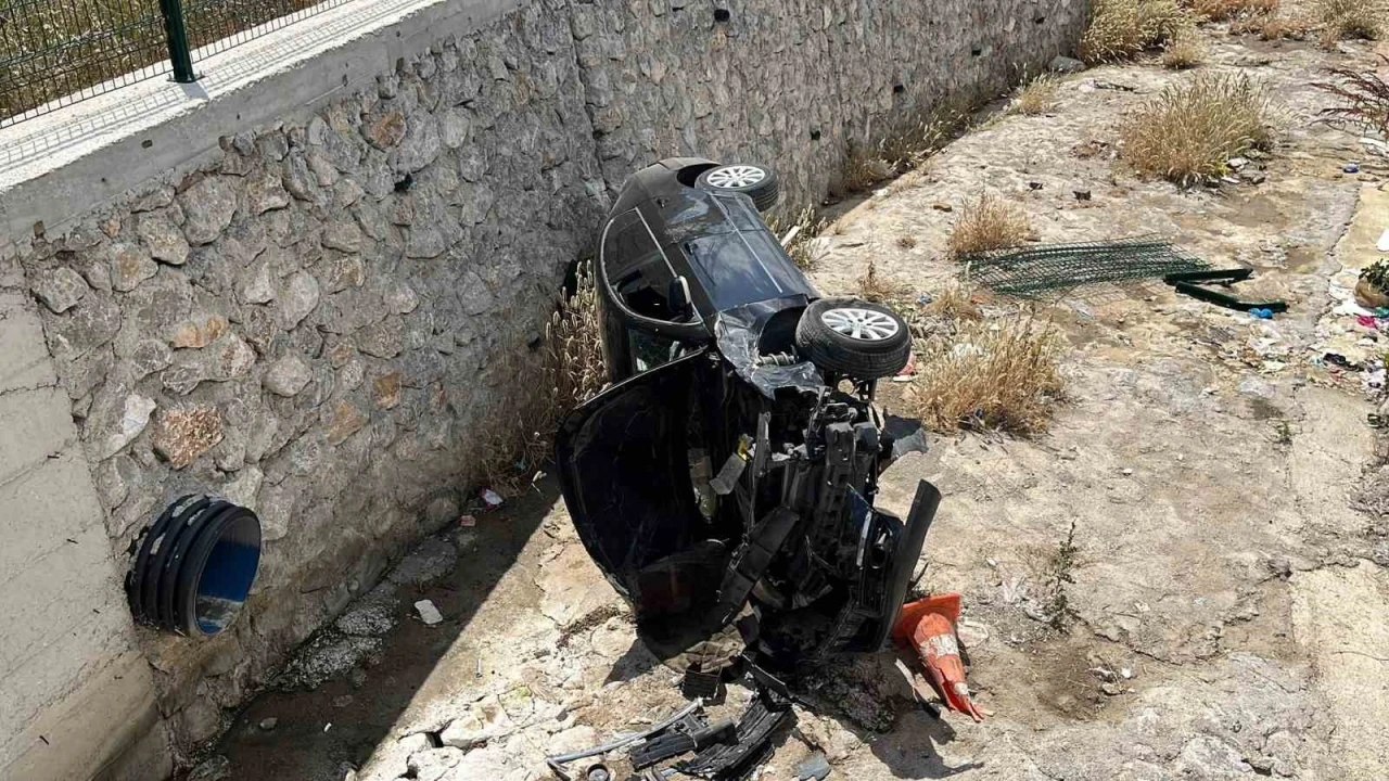 &Ccedil;orum&rsquo;da otomobil dereye u&ccedil;tu: 2 yaralı
