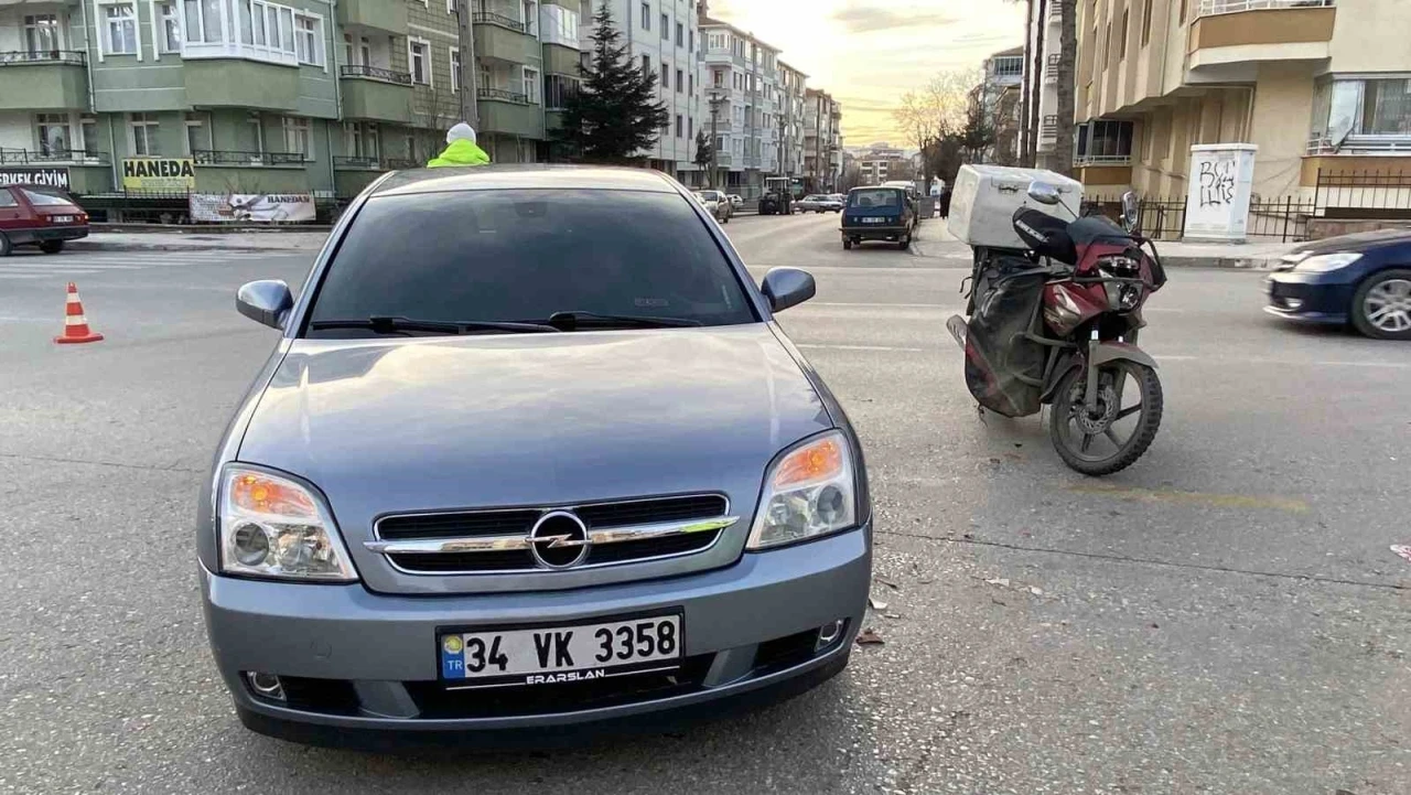 &Ccedil;orum&rsquo;da otomobil ile motosiklet &ccedil;arpıştı: 1 yaralı
