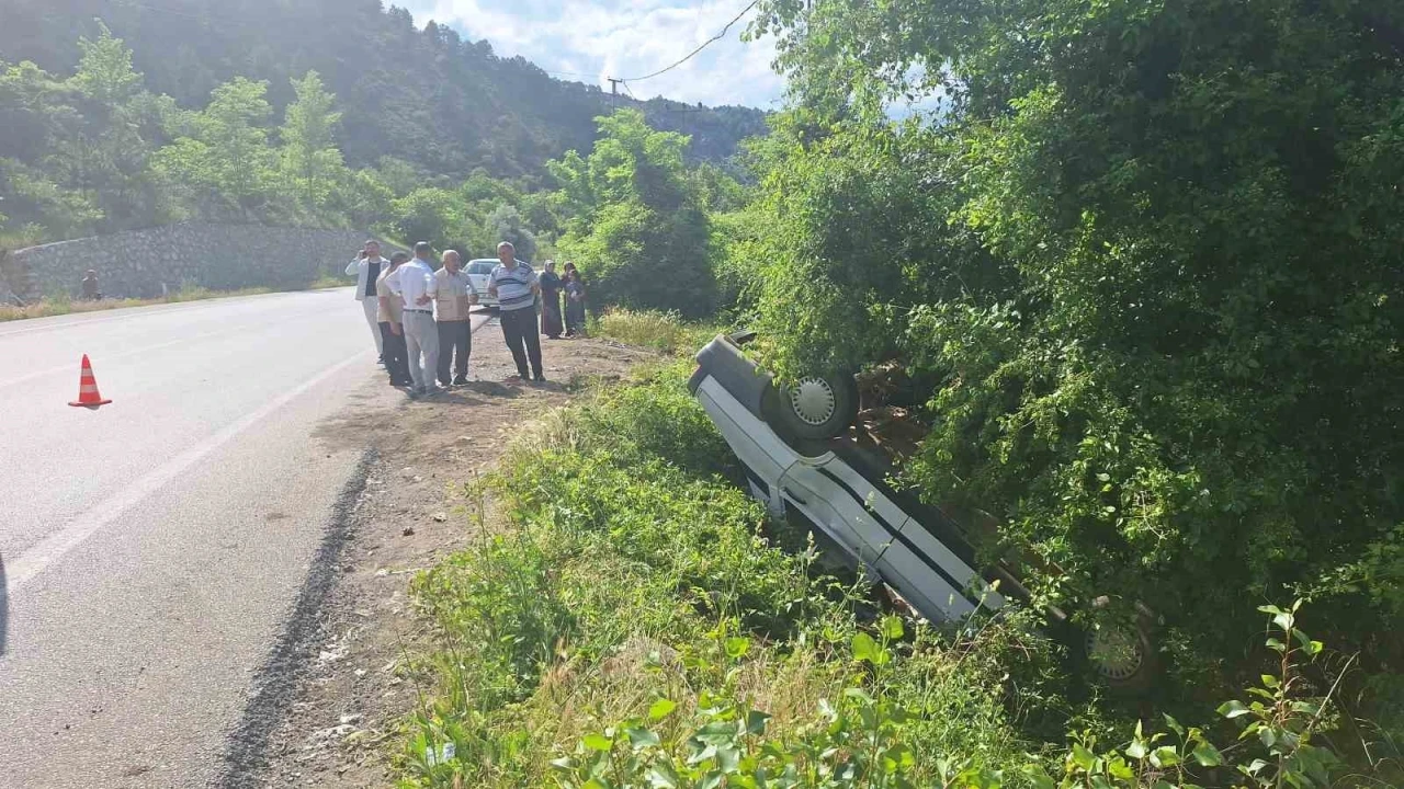 &Ccedil;orum&rsquo;da otomobil şarampolde takla attı: 1 yaralı
