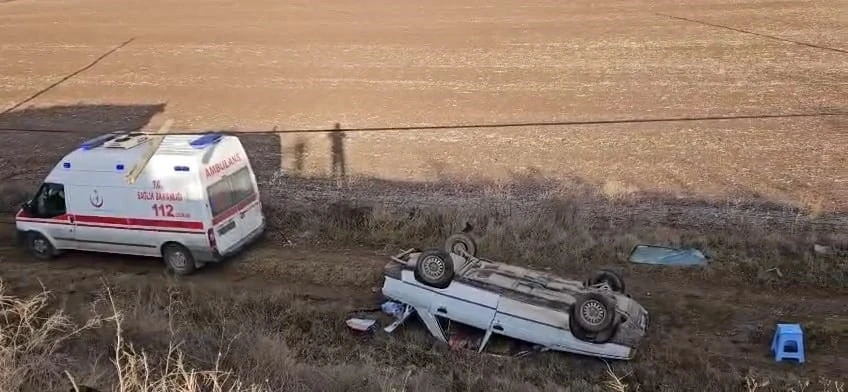 &Ccedil;orum&rsquo;da otomobil tarlaya u&ccedil;tu: 2 yaralı
