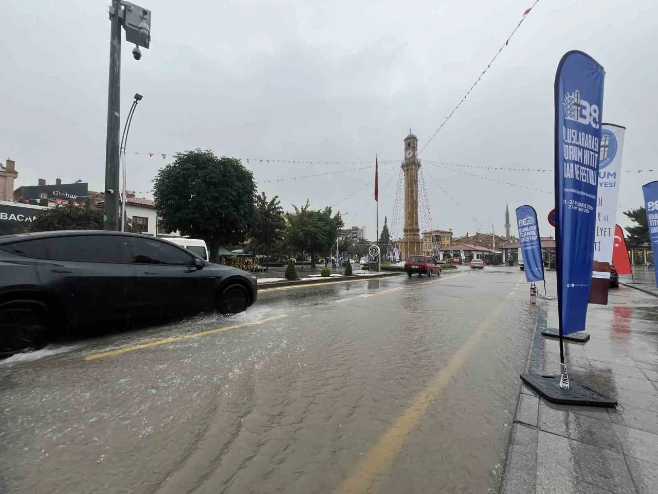 &Ccedil;orum&rsquo;da sağanak hayatı olumsuz etkiledi
