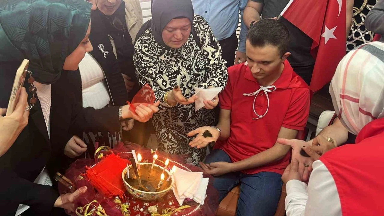 &Ccedil;orum&rsquo;da temsili askerlik yapacak engelli bireylere asker kınası yakıldı
