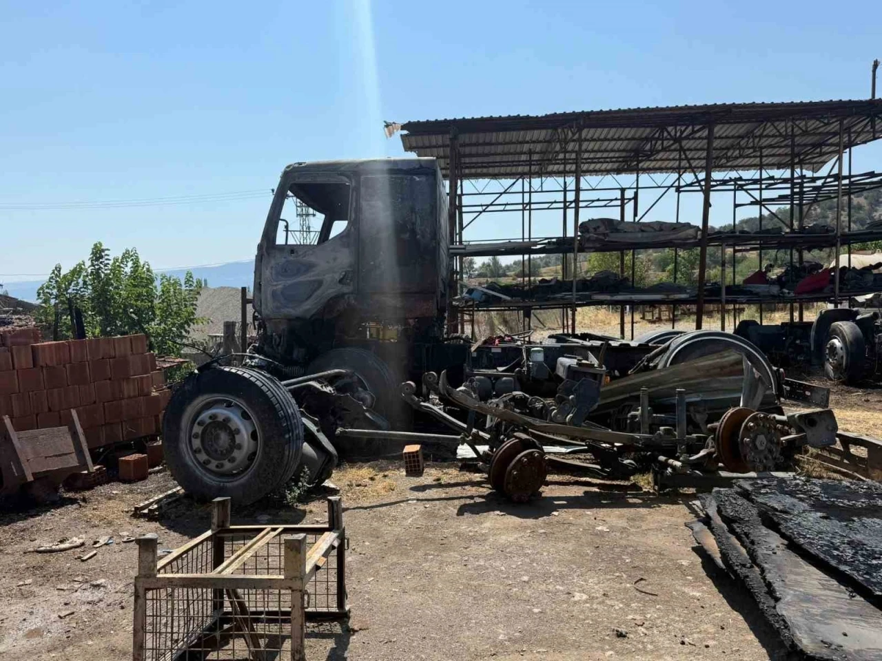 Çorum’da trafo patladı: Oto geri dönüşüm atölyesi ve arı kovanları yandı
