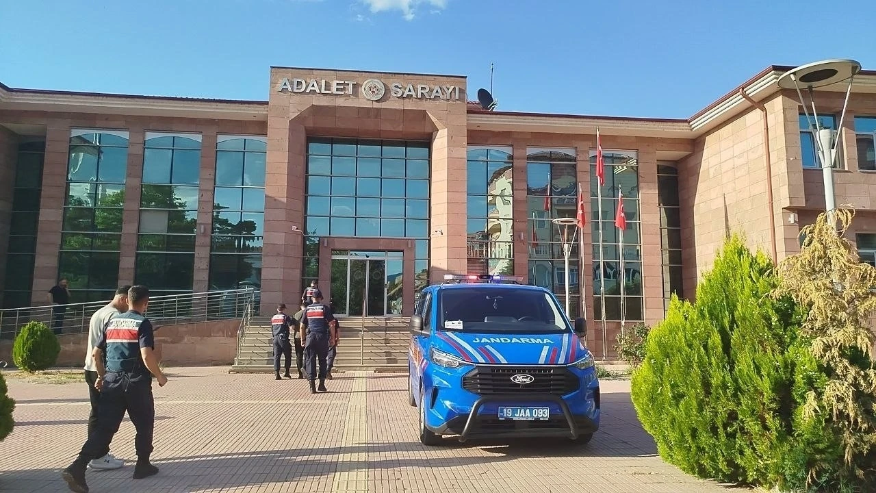 &Ccedil;orum&rsquo;da uyuşturucu tacirlerine jandarmadan operasyon: 1 tutuklama
