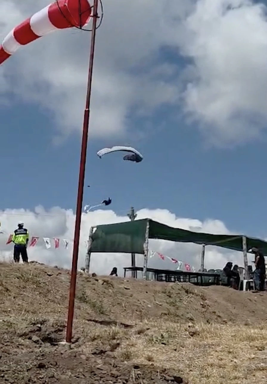 &Ccedil;orum&rsquo;da yama&ccedil; paraş&uuml;t&uuml; pilotunun d&uuml;şme anı kamerada
