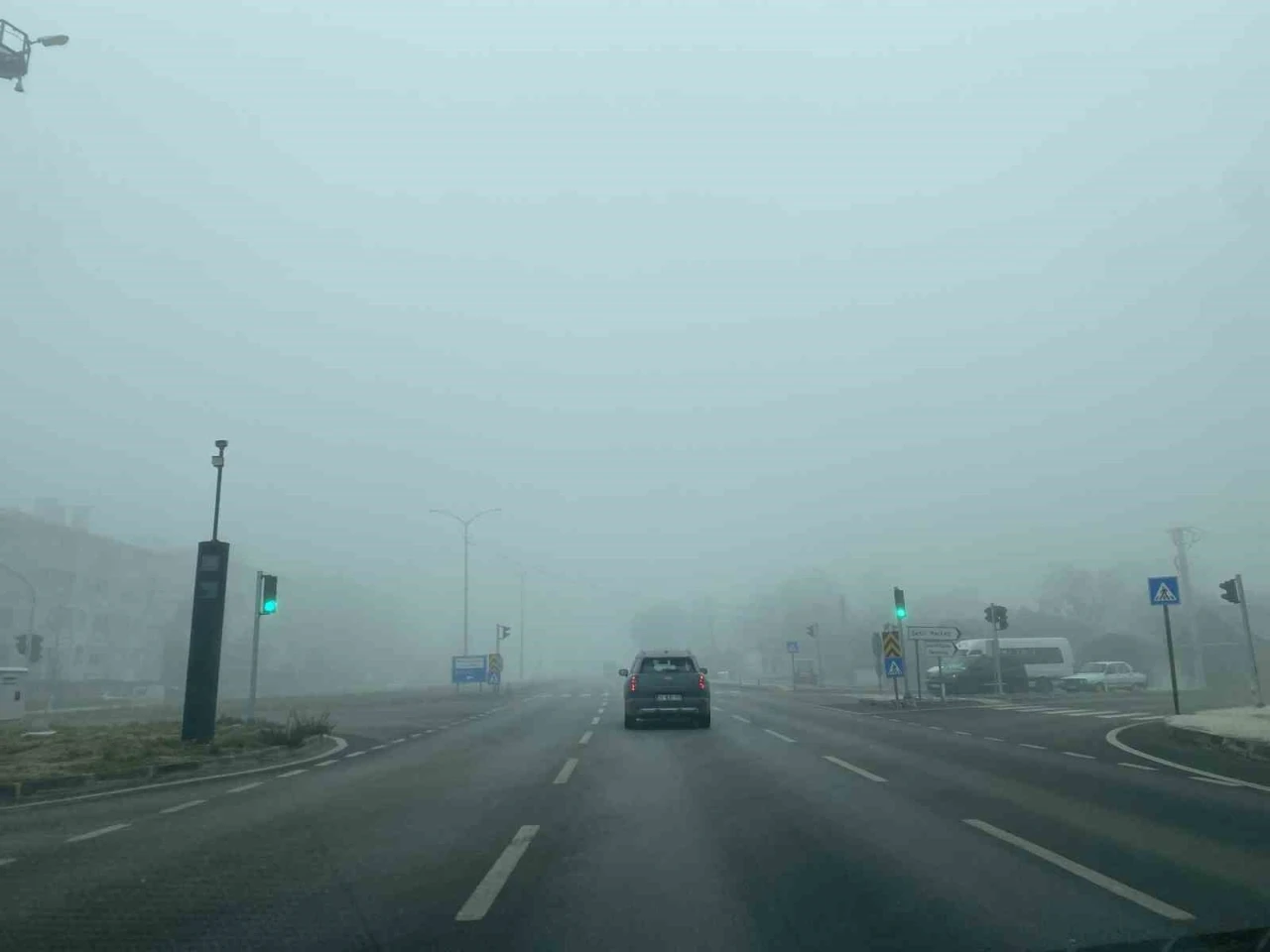 Çorum’da yoğun sis ulaşımı olumsuz etkiledi: Görüş mesafesi 30 metreye kadar düştü
