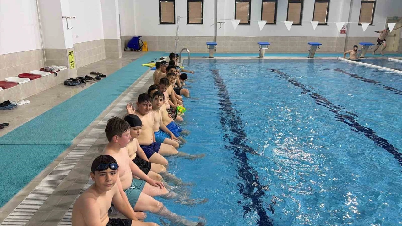 &Ccedil;orumlu &ouml;ğrenciler Tosya&rsquo;da havuzda serinledi
