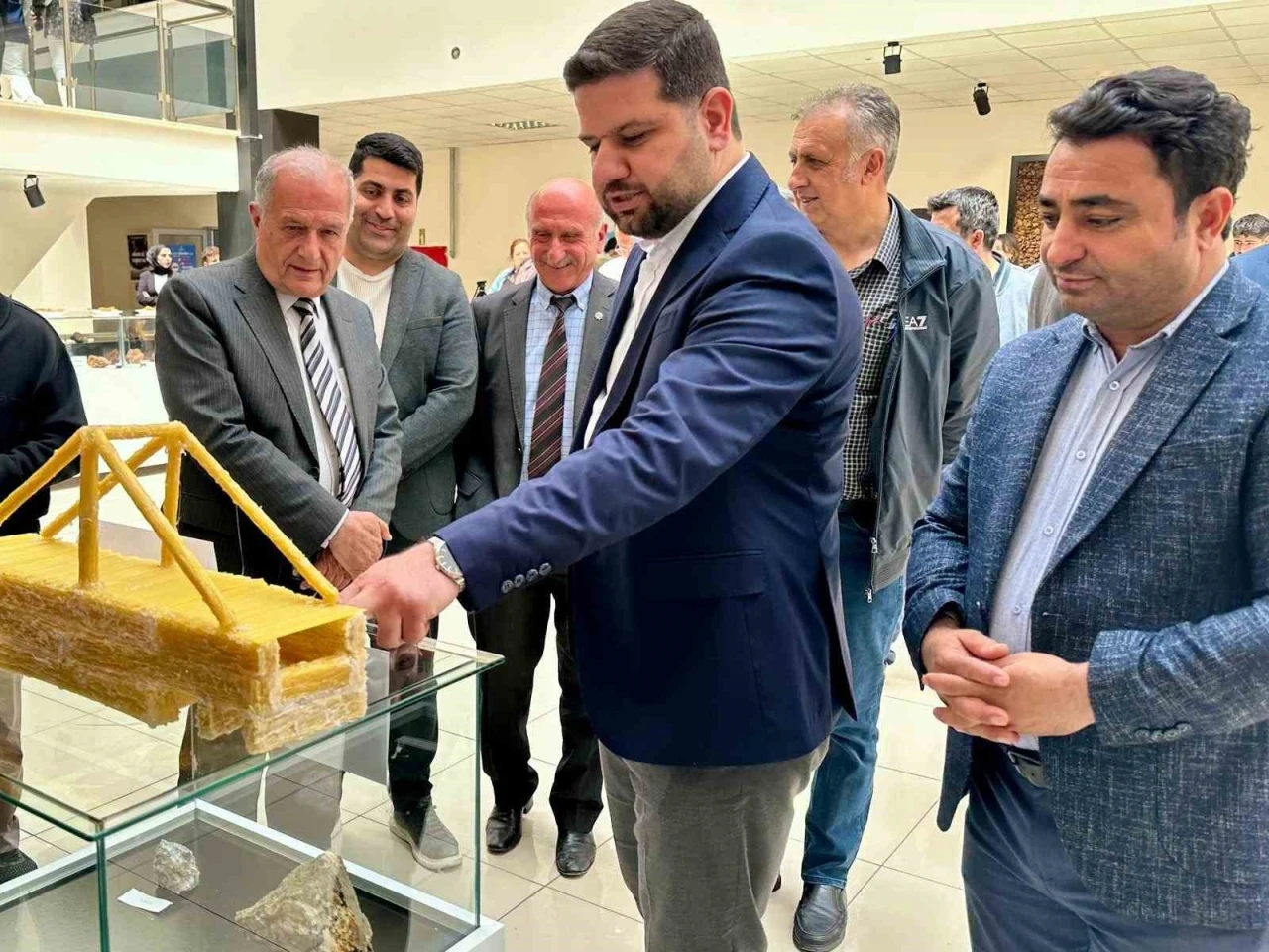 Çubuk makarnadan yapılan köprüler yarıştı
