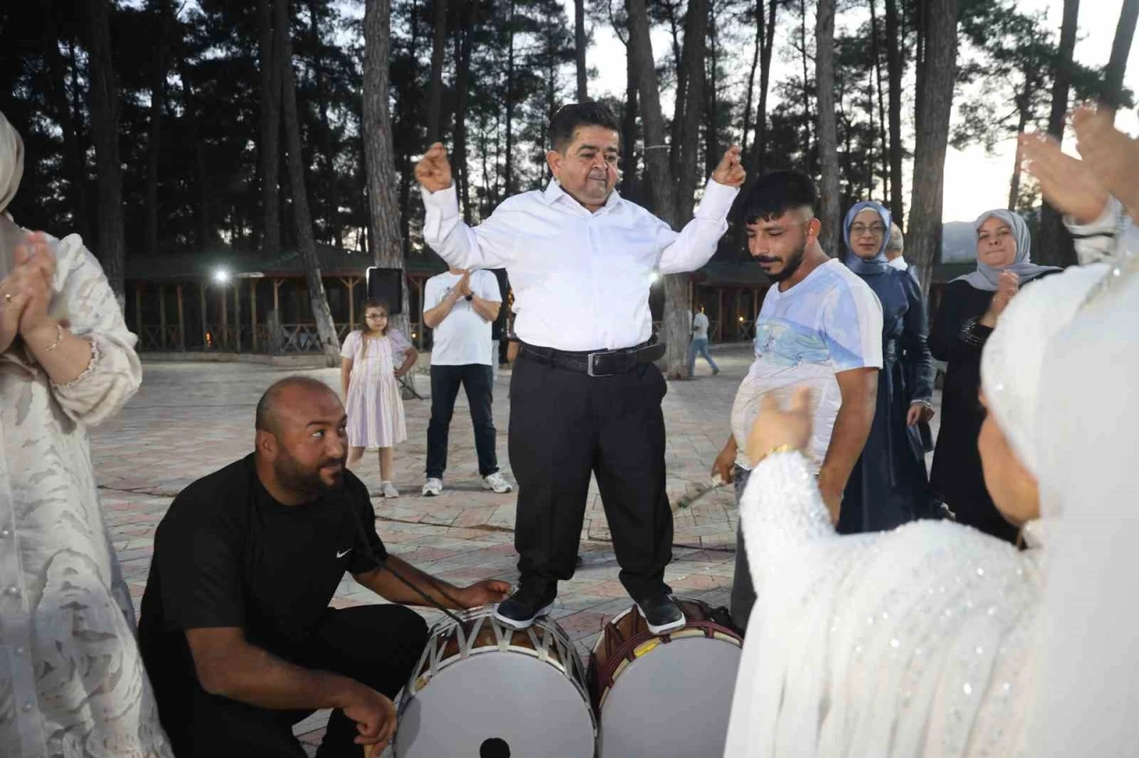 Cüce çift yarım kalan aşklarında 21 yıl sonra mutlu sona ulaştı
