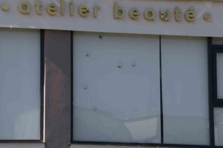 &Ccedil;ukurova Belediye Başkanı&rsquo;nın kızının g&uuml;zellik merkezine kurşun yağdırdılar
