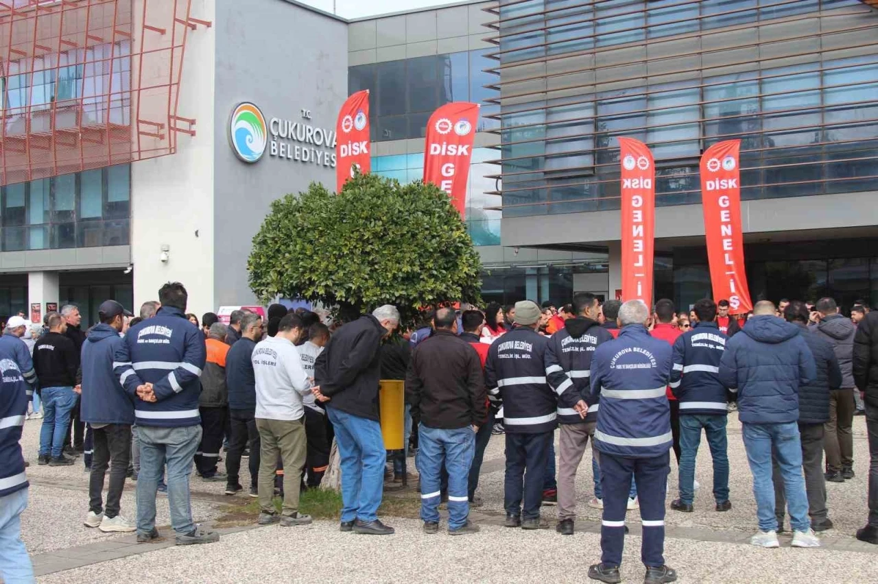 &Ccedil;ukurova Belediyesi&rsquo;nde kriz: İş&ccedil;iler alacakları i&ccedil;in eylem yaptı
