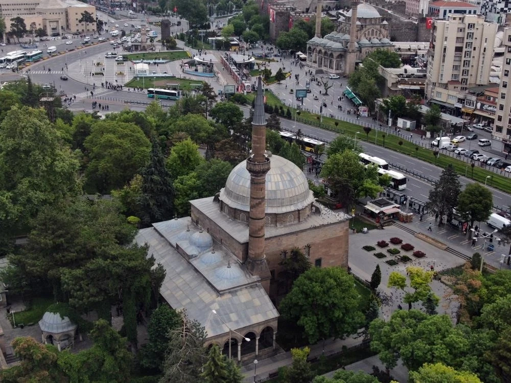Cuma hutbesi: "G&uuml;n&uuml;m&uuml;zde &ccedil;ocuklarımız, &ccedil;ok y&ouml;nl&uuml; bir kuşatma altındadır"

