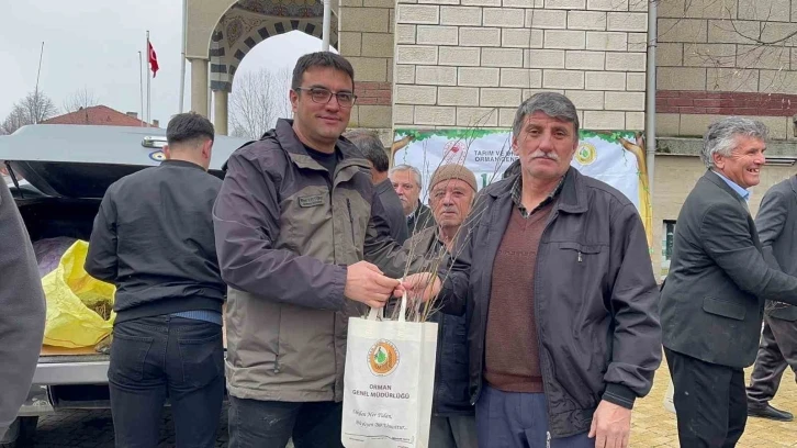 Cuma namazı çıkışında vatandaşlara 2 bin fidan dağıtıldı
