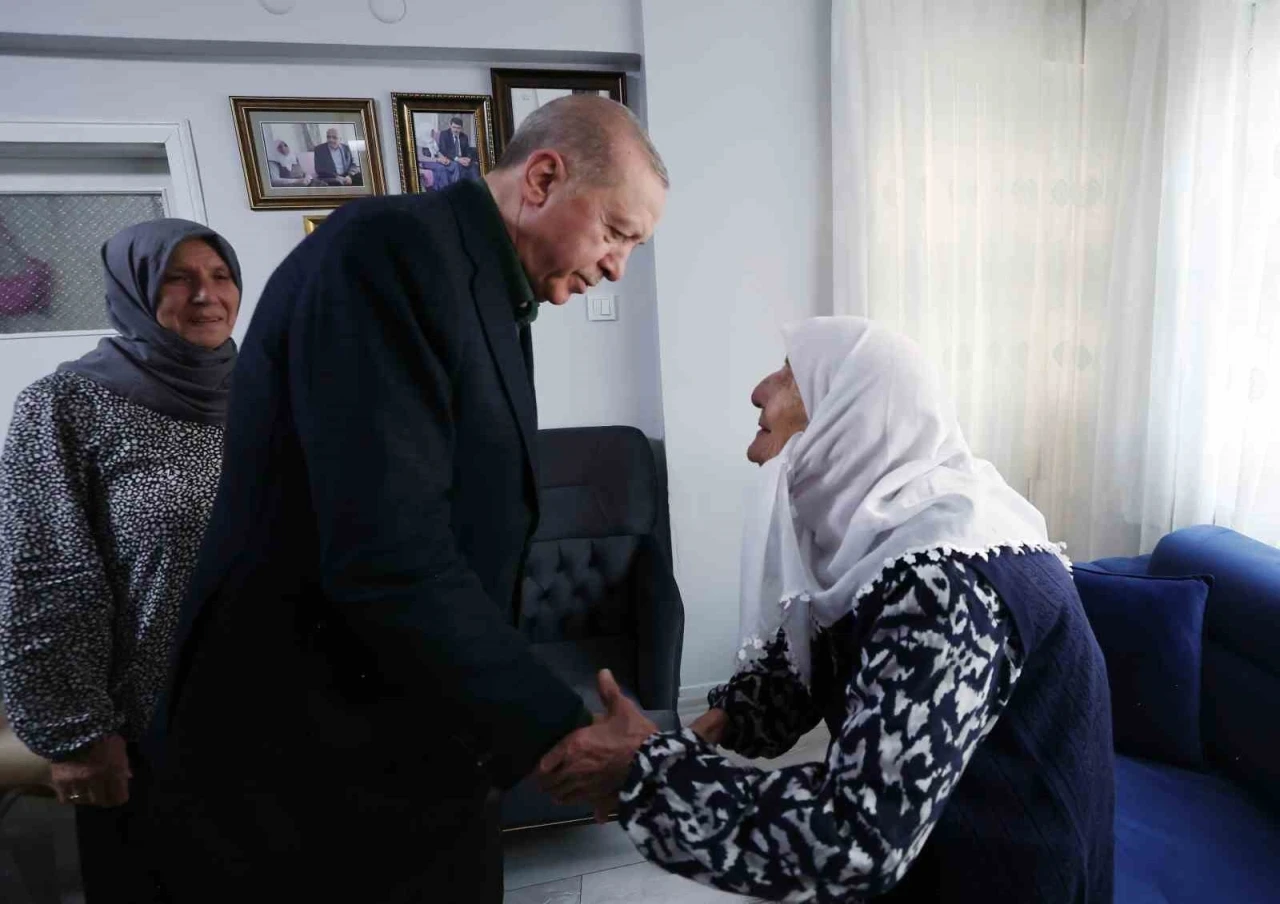 Cumhurbaşkanı Erdoğan, 99 yaşındaki şehit annesini ziyaret etti
