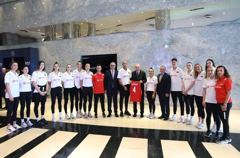 Cumhurbaşkanı Erdoğan, A Milli Kadın Voleybol Takımı ile bir araya geldi
