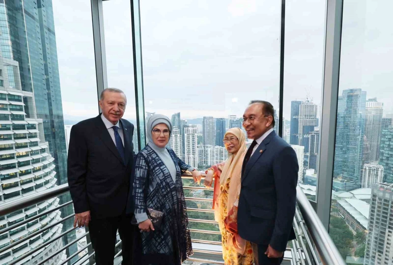 Cumhurbaşkanı Erdoğan’dan Malezya’da Petronas İkiz Kuleleri’ne ziyaret