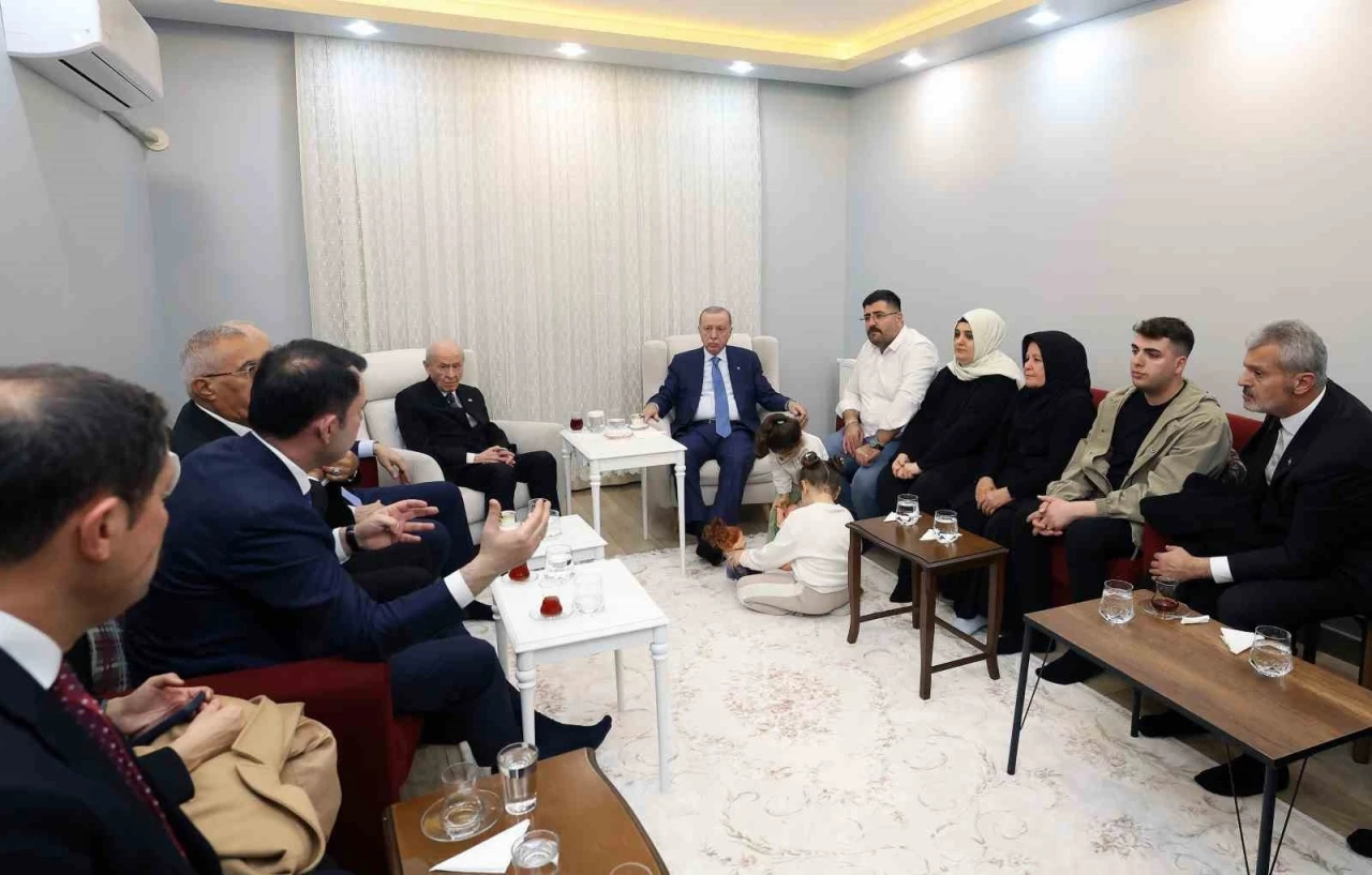 Cumhurbaşkanı Erdoğan, depremzede aileyi yeni yuvasında ziyaret etti

