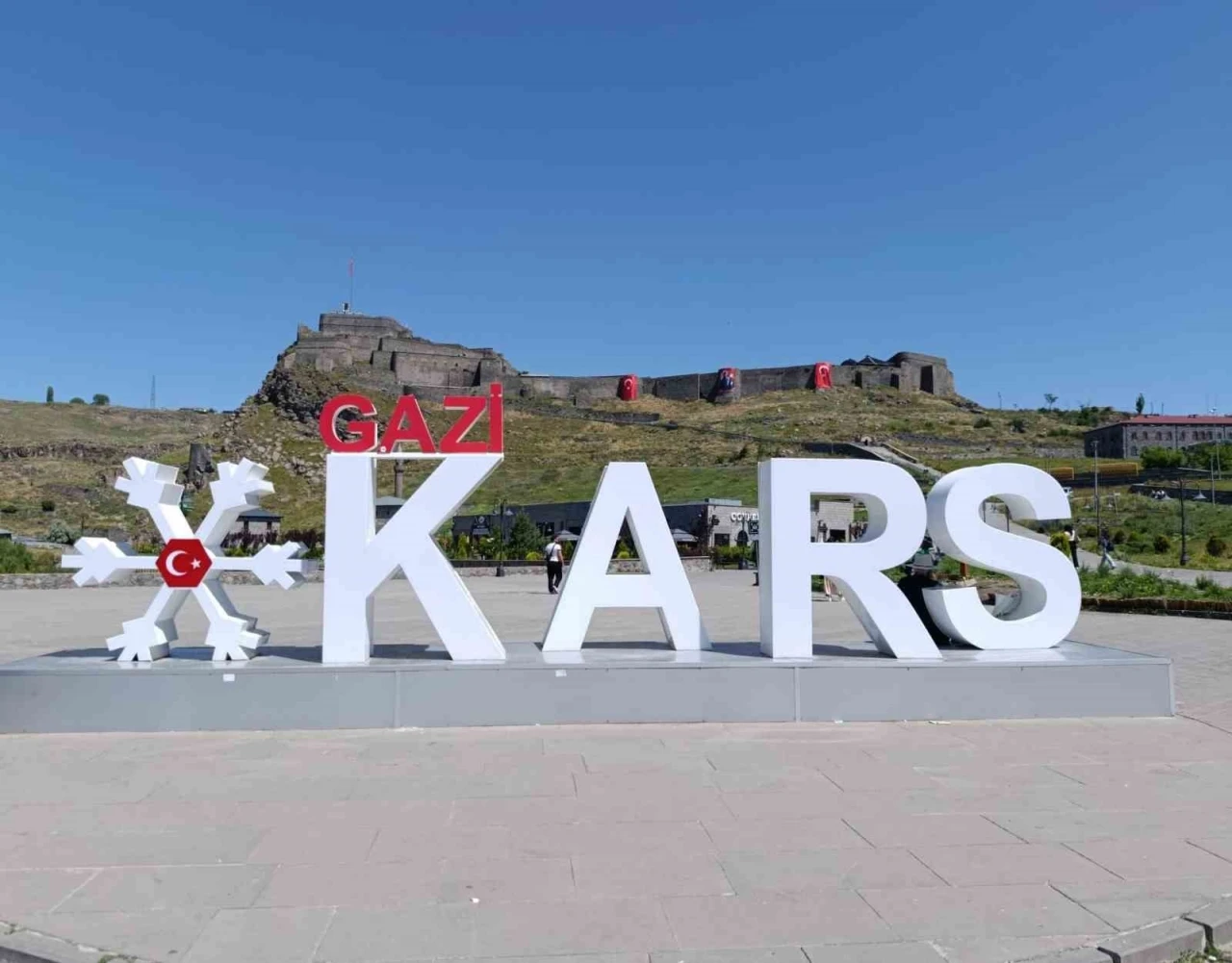 Cumhurbaşkanı Erdoğan’ın çağrısıyla Kars Kalesi bayraklarla donatıldı
