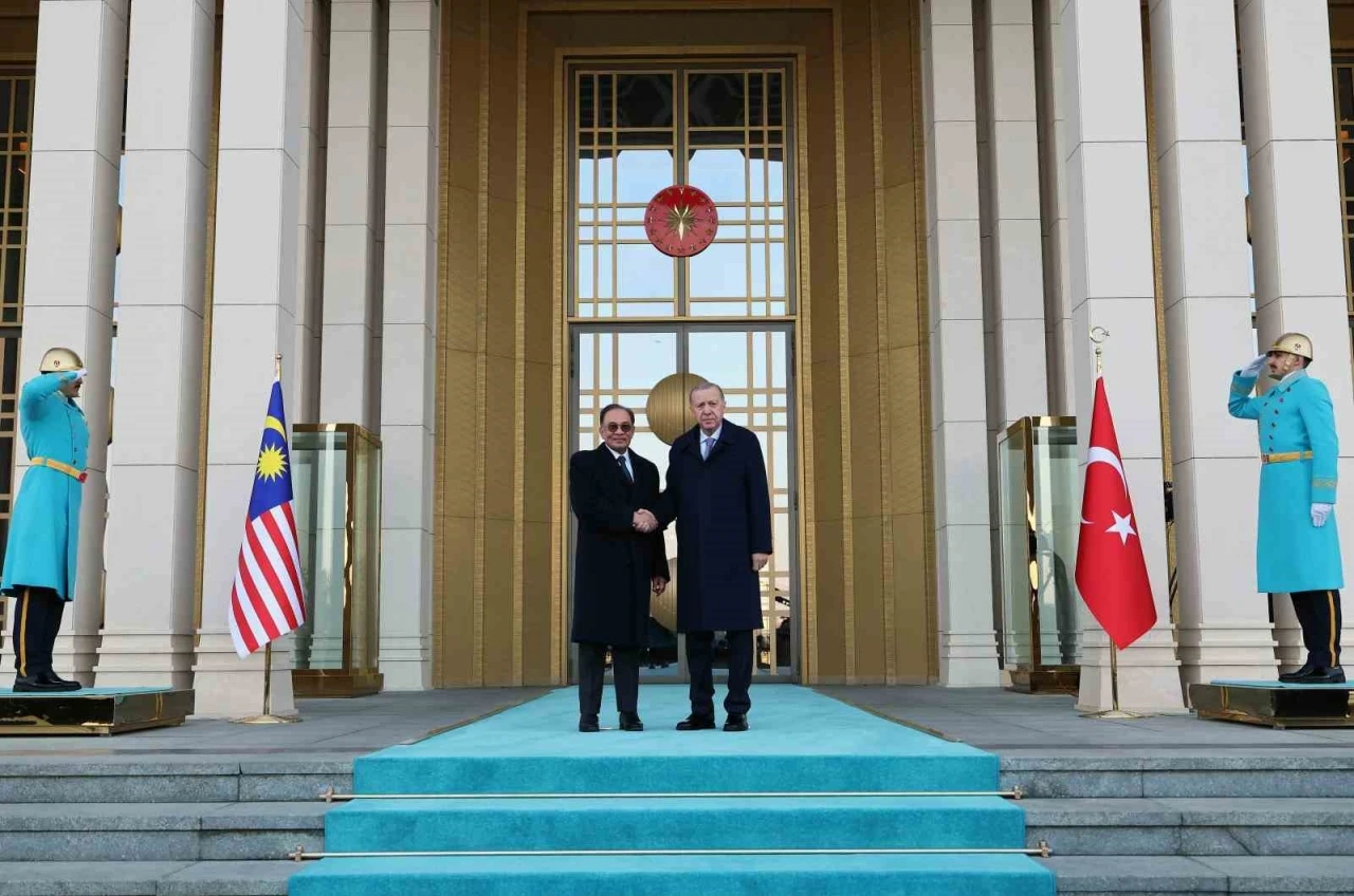 Cumhurbaşkanı Erdoğan, Malezya Başbakanı Enver İbrahim&rsquo;i t&ouml;renle karşıladı
