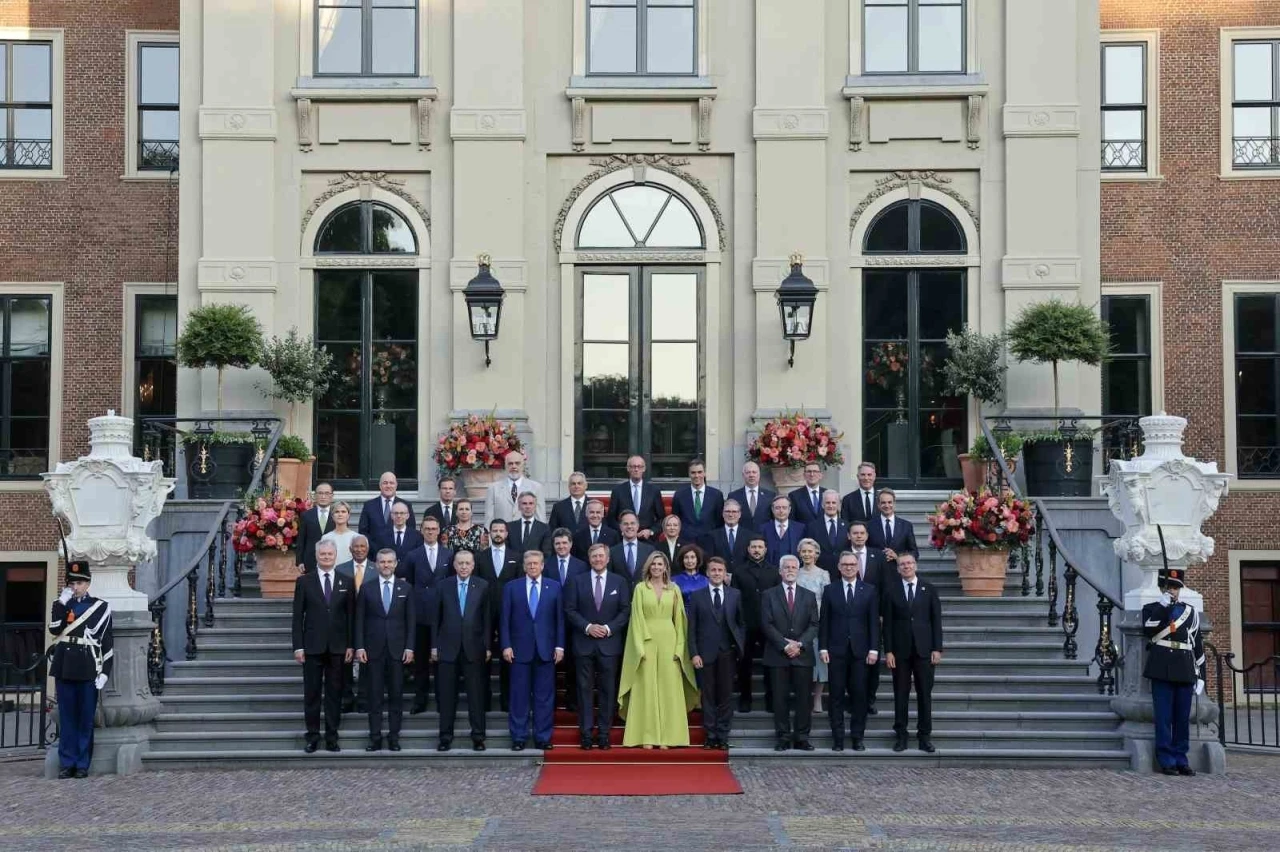 Cumhurbaşkanı Erdoğan, NATO liderleri aile fotoğrafına katıldı

