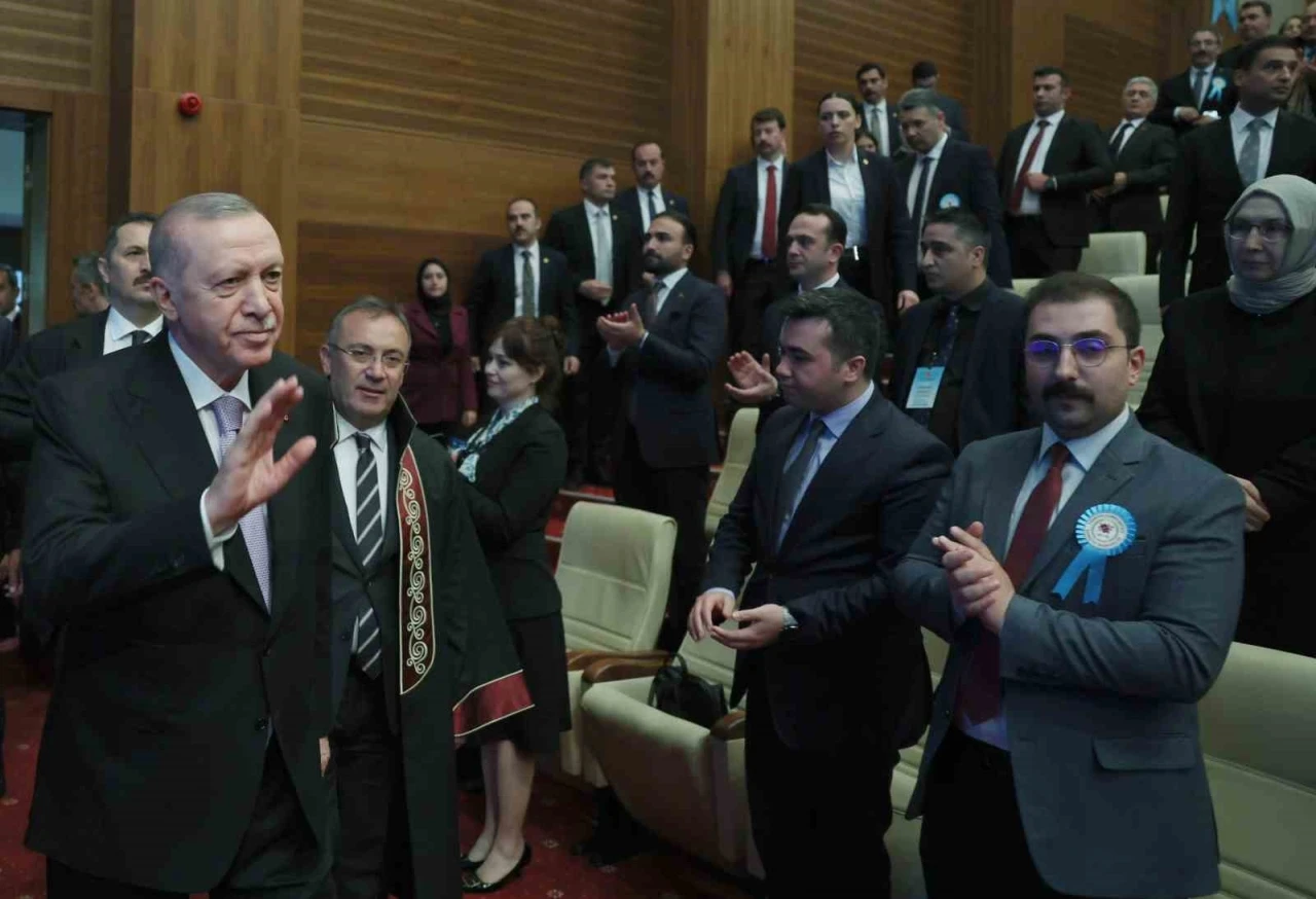 Cumhurbaşkanı Erdoğan: &quot;Kendini devletten üstün görenlerin tepelerine binmeye devam edeceğiz&quot;
