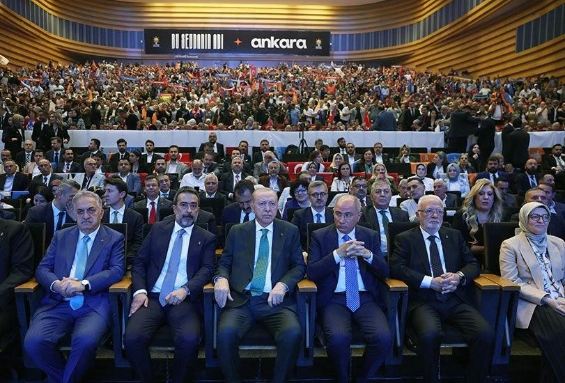 Cumhurbaşkanı Erdoğan: "Siyasi rakiplerimiz koltuk kavgası verirken biz T&uuml;rkiye&rsquo;yi geleceğe hazırlamanın m&uuml;cadelesini veriyoruz"
