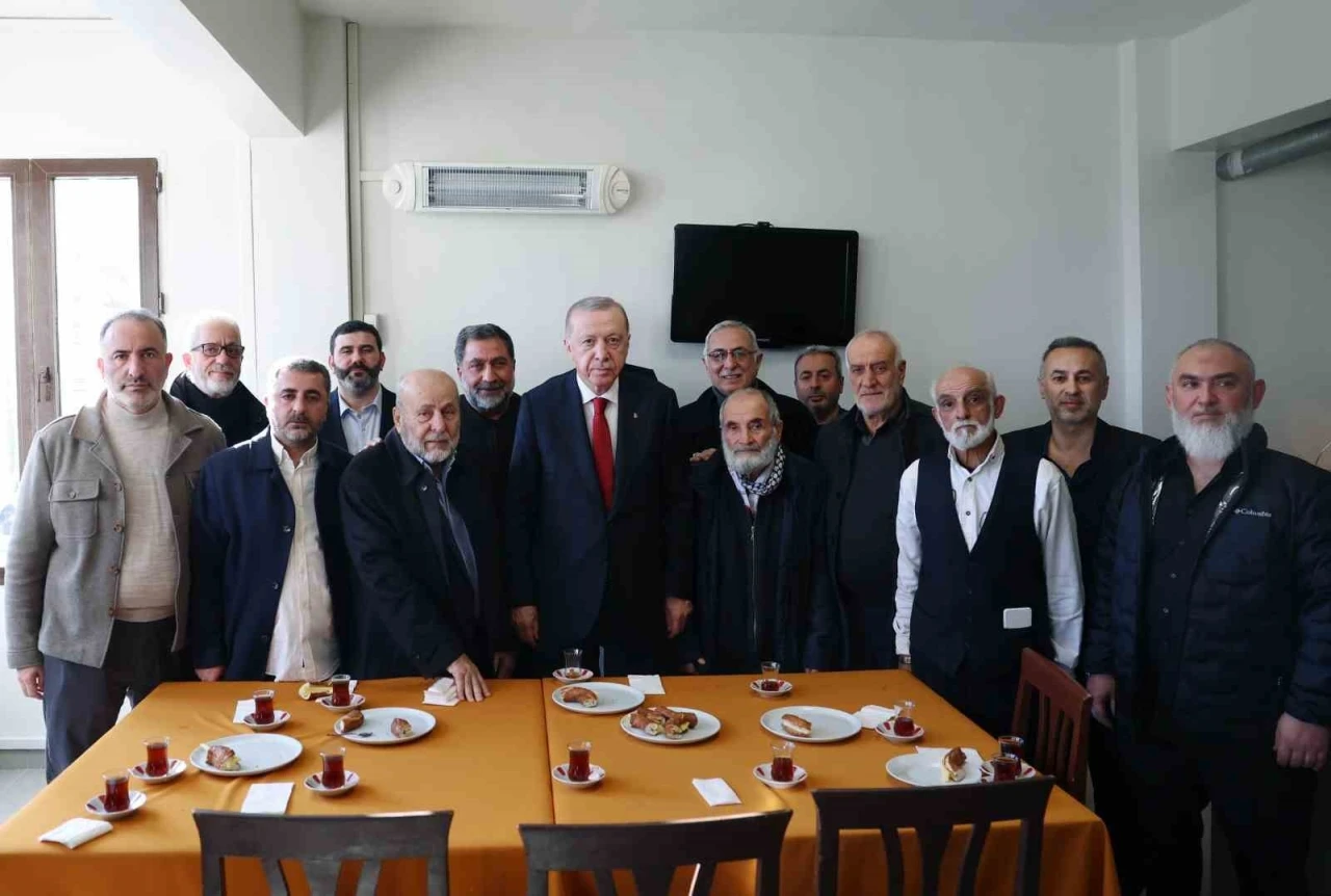 Cumhurbaşkanı Erdoğan spor kul&uuml;b&uuml;n&uuml; ziyaret etti
