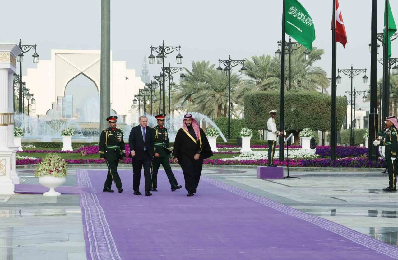 Cumhurbaşkanı Erdoğan, Suudi Arabistan&rsquo;da resmi t&ouml;renle karşılandı
