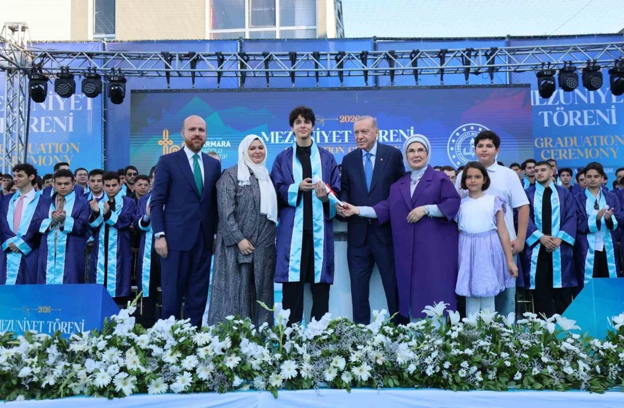 Cumhurbaşkanı Erdoğan, torunu &Ouml;mer Tayyip Erdoğan&rsquo;a diplomasını takdim etti
