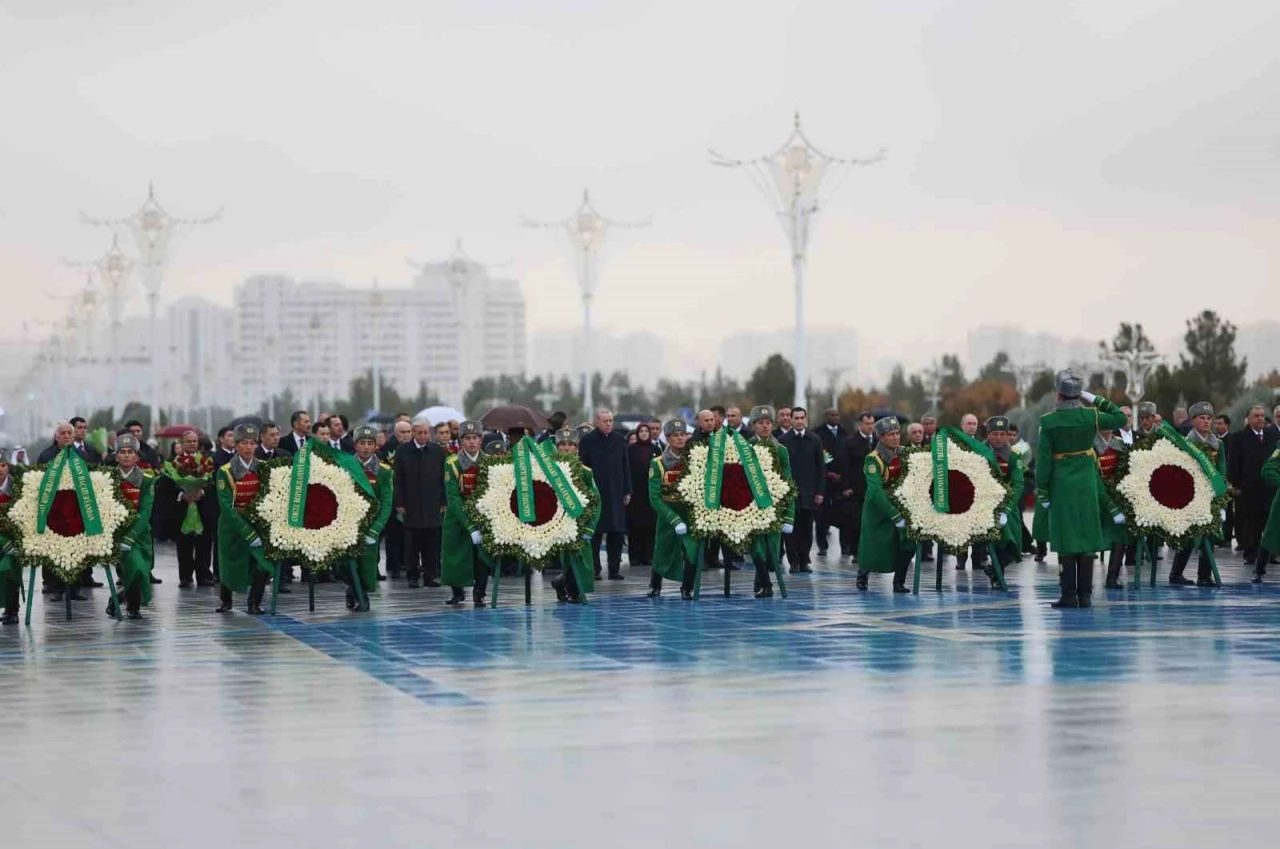 Cumhurbaşkanı Erdoğan, Türkmenistan’da Tarafsızlık Anıtı’na çelenk koyma törenine katıldı
