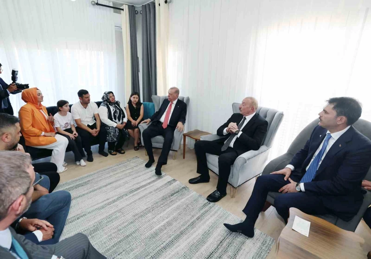 Cumhurbaşkanı Erdoğan ve Aliyev, Kahramanmaraş’ta depremzede bir aileyi ziyaret etti
