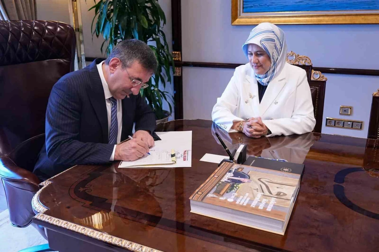 Cumhurbaşkanı Yardımcısı Yılmaz kurban vekaletini Türk Kızılay’a verdi
