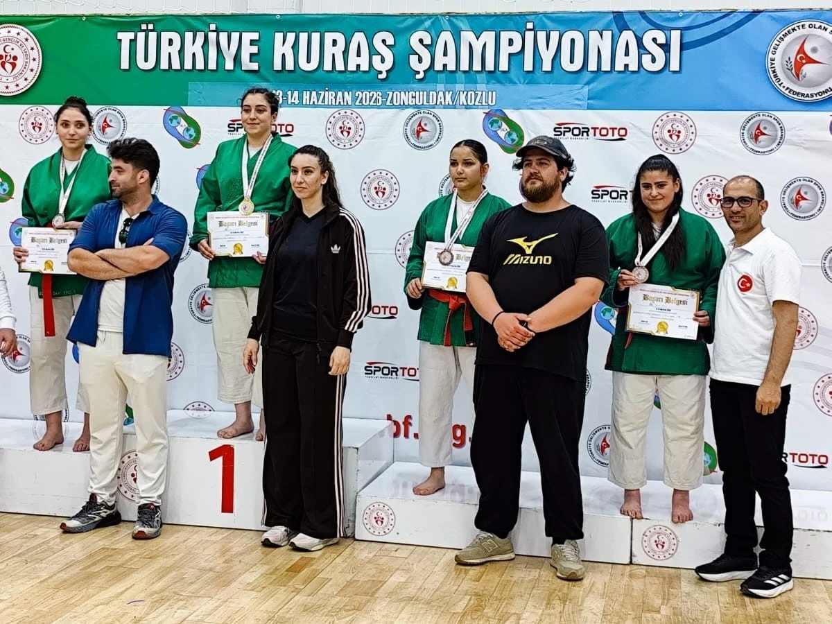 Cumhuriyet Anadolu Lisesi &ouml;ğrencilerinden tarihi başarı
