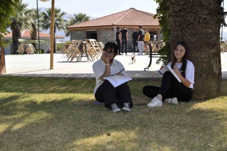 Cumhuriyet Parkı, &Ccedil;ineli &ouml;ğrencilerin buluşma noktası oldu
