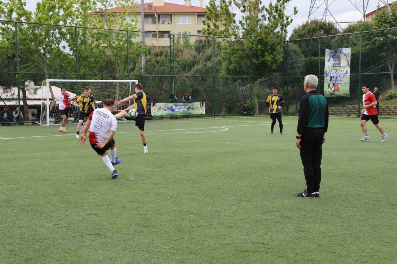 Cumhuriyet savcıları ile kurum müdürleri dostluk maçında sahaya çıktı
