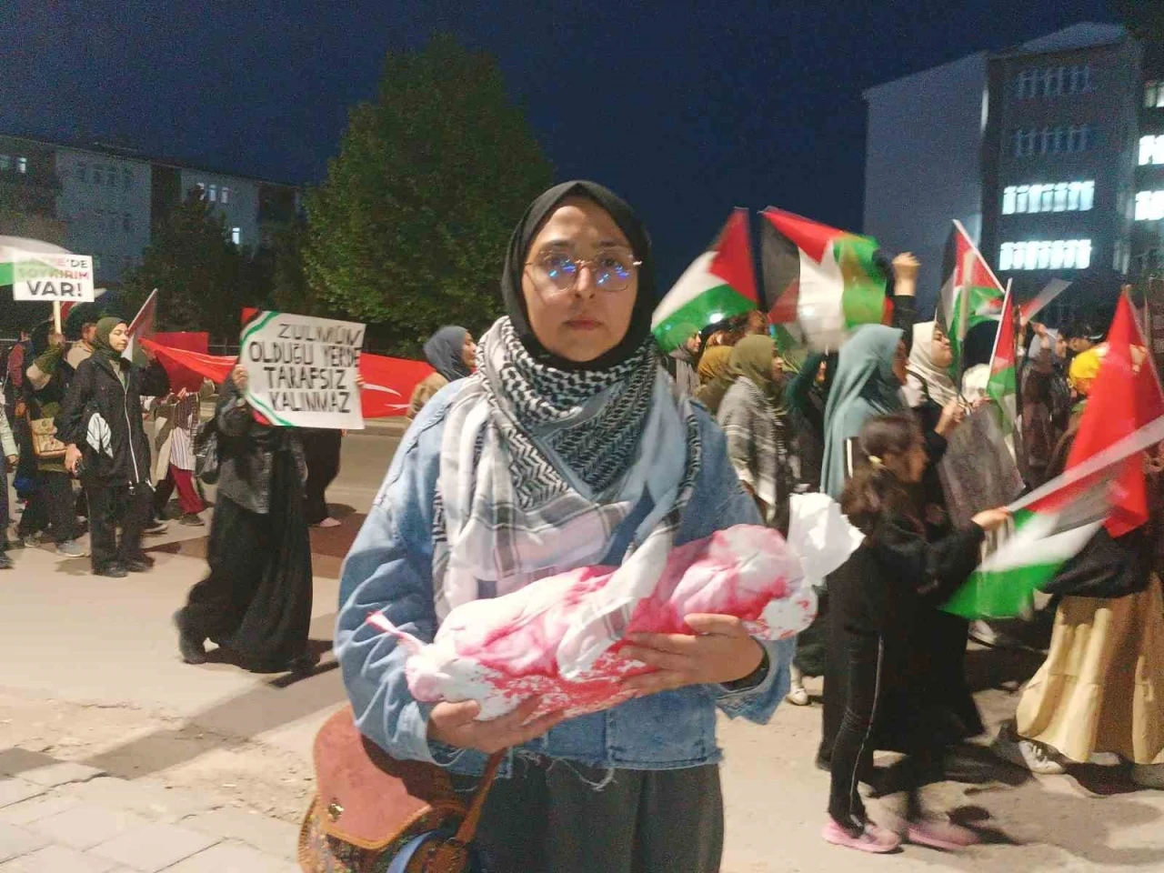 Cumhuriyet Üniversitesi öğrencileri kanlı bebek maketleriyle İsrail’i protesto etti

