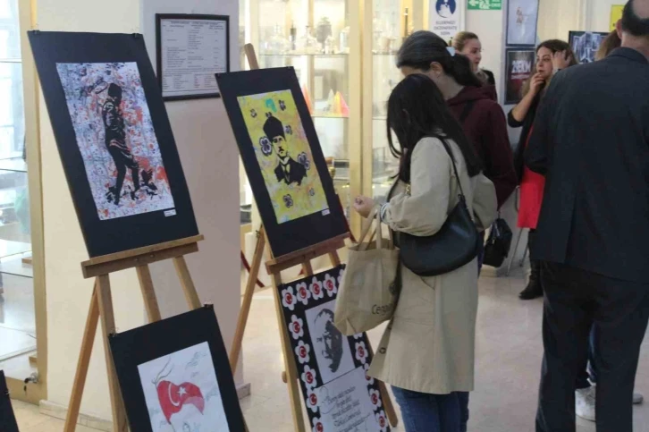 Cumhuriyeti ve Atat&uuml;rk&rsquo;&uuml; Ebru Sanatı ile anlatan serginin a&ccedil;ılışı yapıldı
