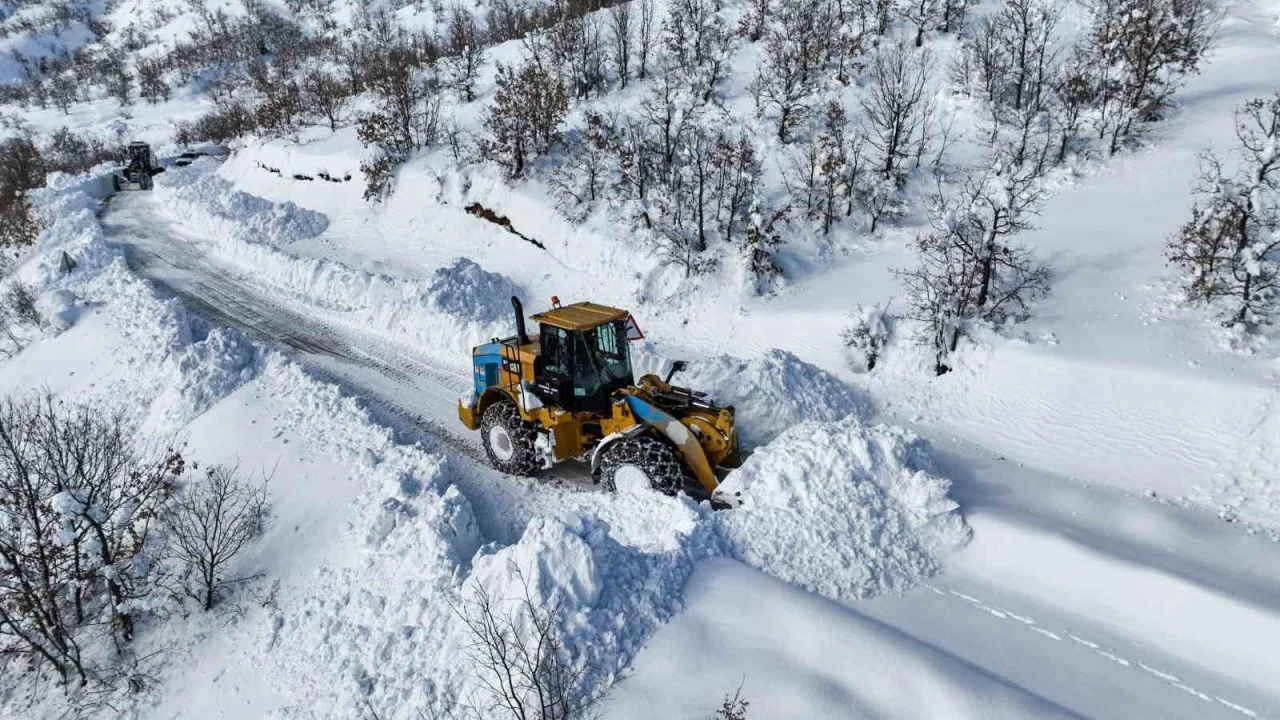 &Ccedil;&uuml;ng&uuml;ş&rsquo;te bin 500 metre rakımda yollar kardan temizleniyor
