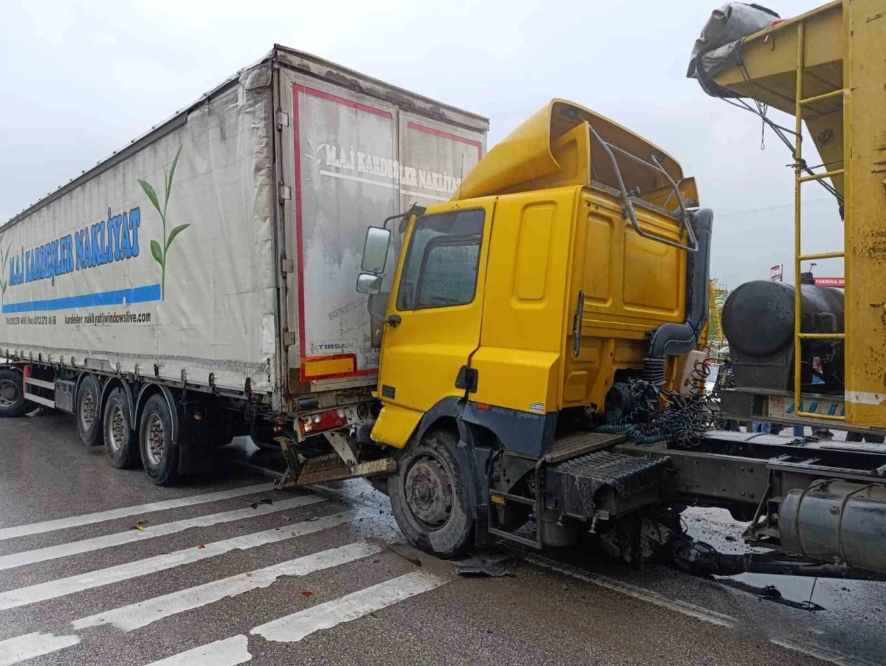 D-100’de 2 tır ve 2 otomobilin karıştığı zincirleme kaza: 1 yaralı

