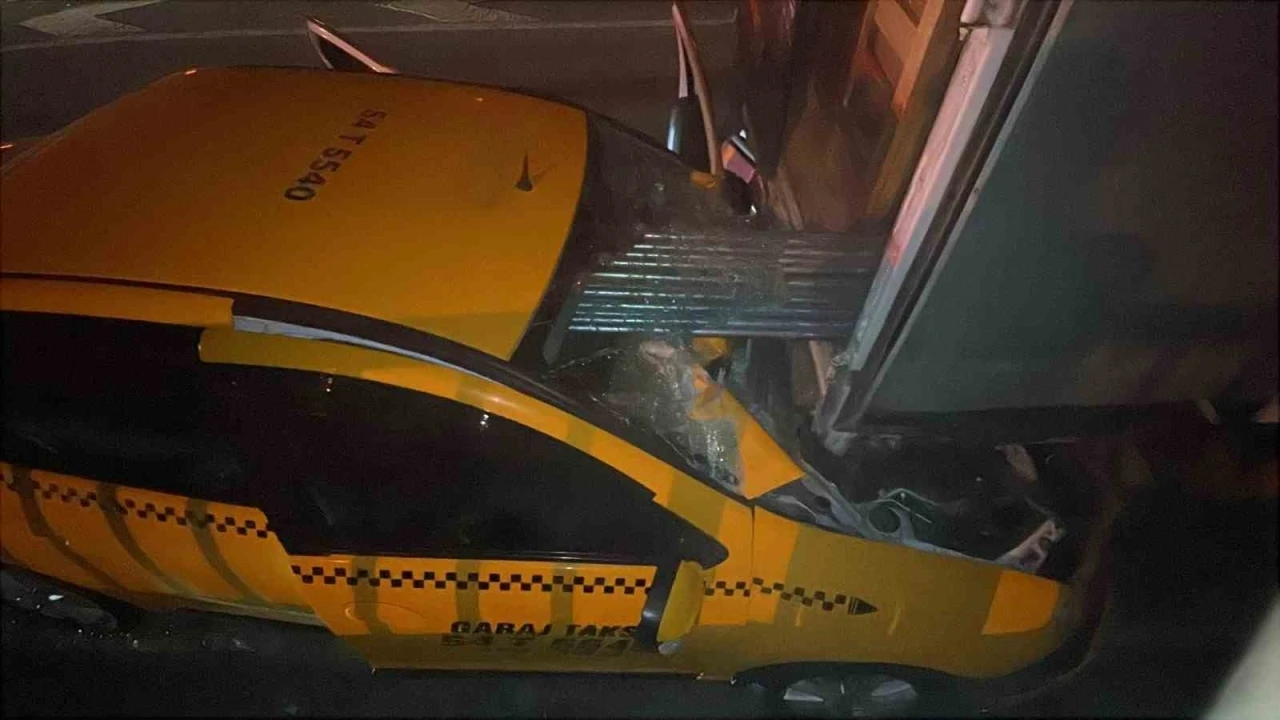 D-650’de feci kaza... Ticari taksi, kamyonete ok gibi saplandı: 1 ölü, 1 yaralı
