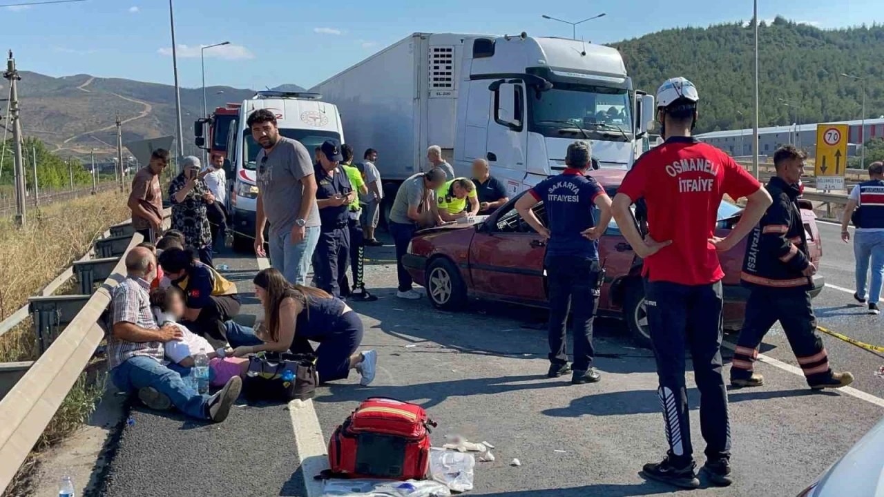 D-650&rsquo;de iki otomobil &ccedil;arpıştı: 1&rsquo;i bebek 7 yaralı
