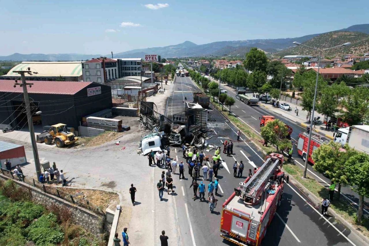D-650’de kontrolden çıkan tır karşı şeride geçerek faciaya yol açtı: 1 ölü, 2 yaralı

