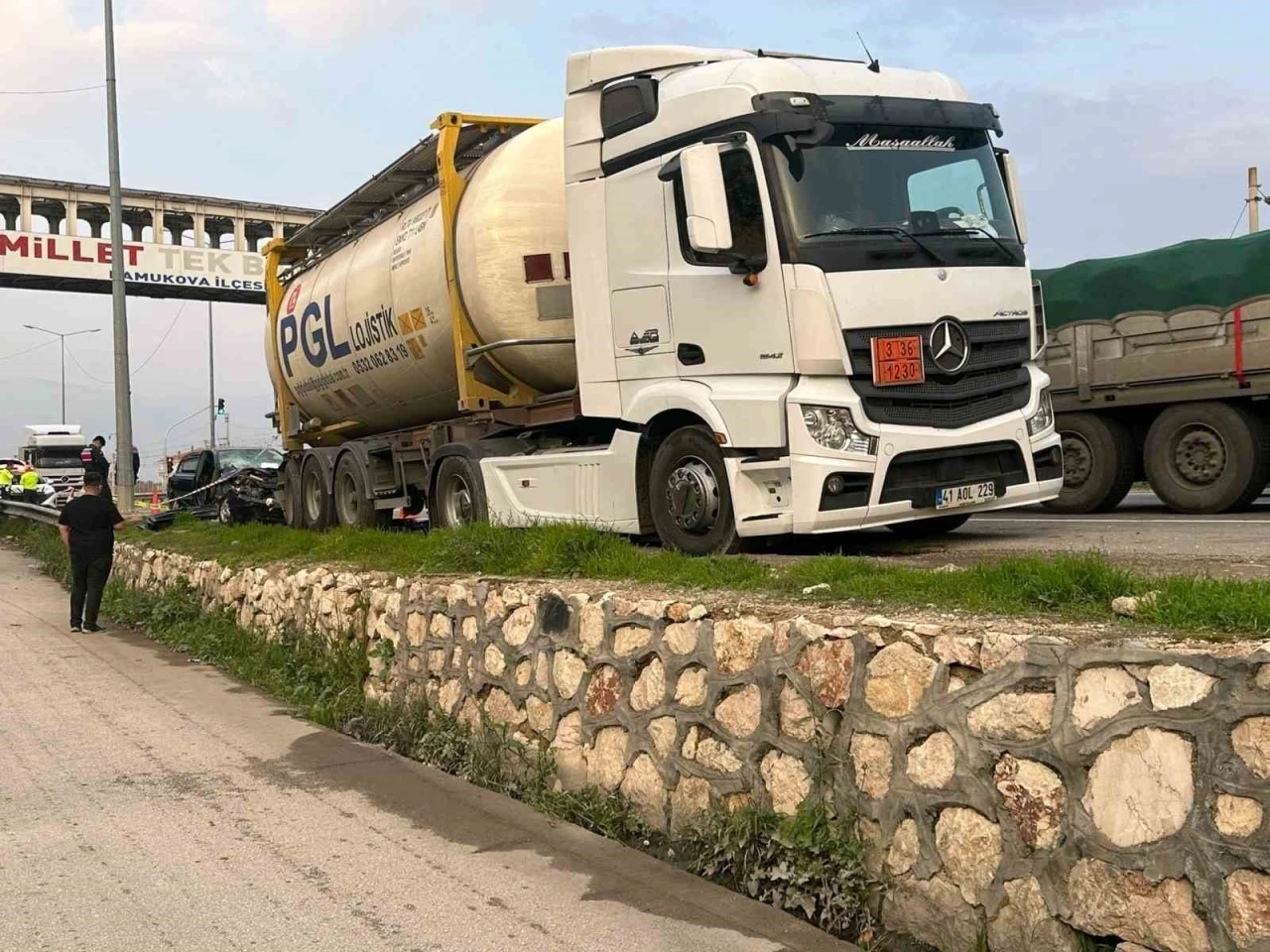 D-650’de park halindeki tıra çarpan otomobil hurdaya döndü: 1’i ağır 3 yaralı
