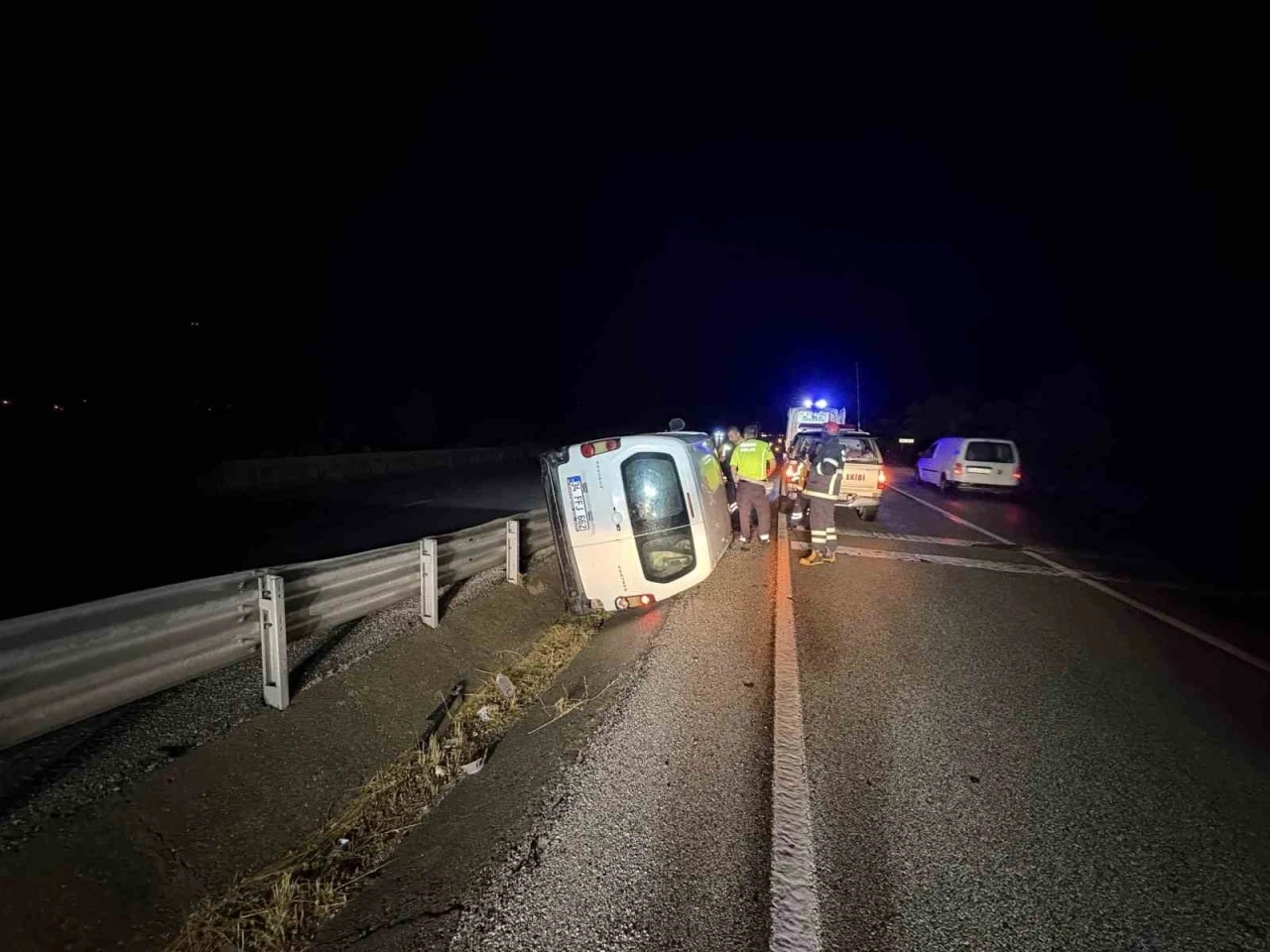 D100&rsquo;de hafif ticari ara&ccedil; devrildi, s&uuml;r&uuml;c&uuml; kayıplara karıştı
