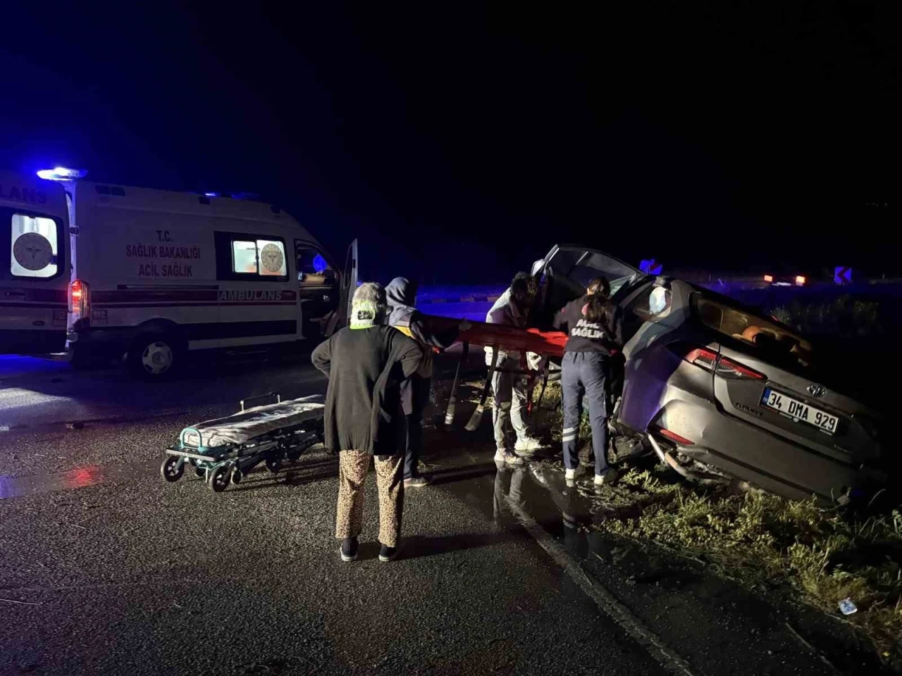 D100&rsquo;de otomobil ref&uuml;je &ccedil;arptı: 2 yaralı
