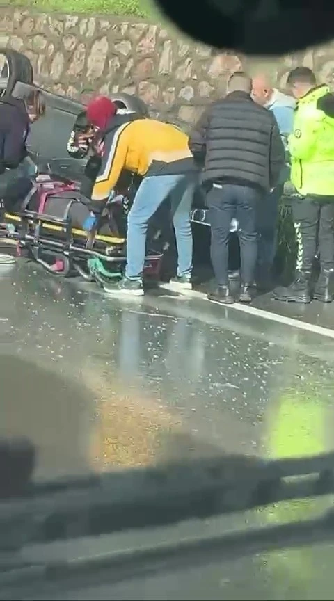 D100 kara yolunda kaza yapan ara&ccedil; ters d&ouml;nd&uuml;, s&uuml;r&uuml;c&uuml; yaralandı
