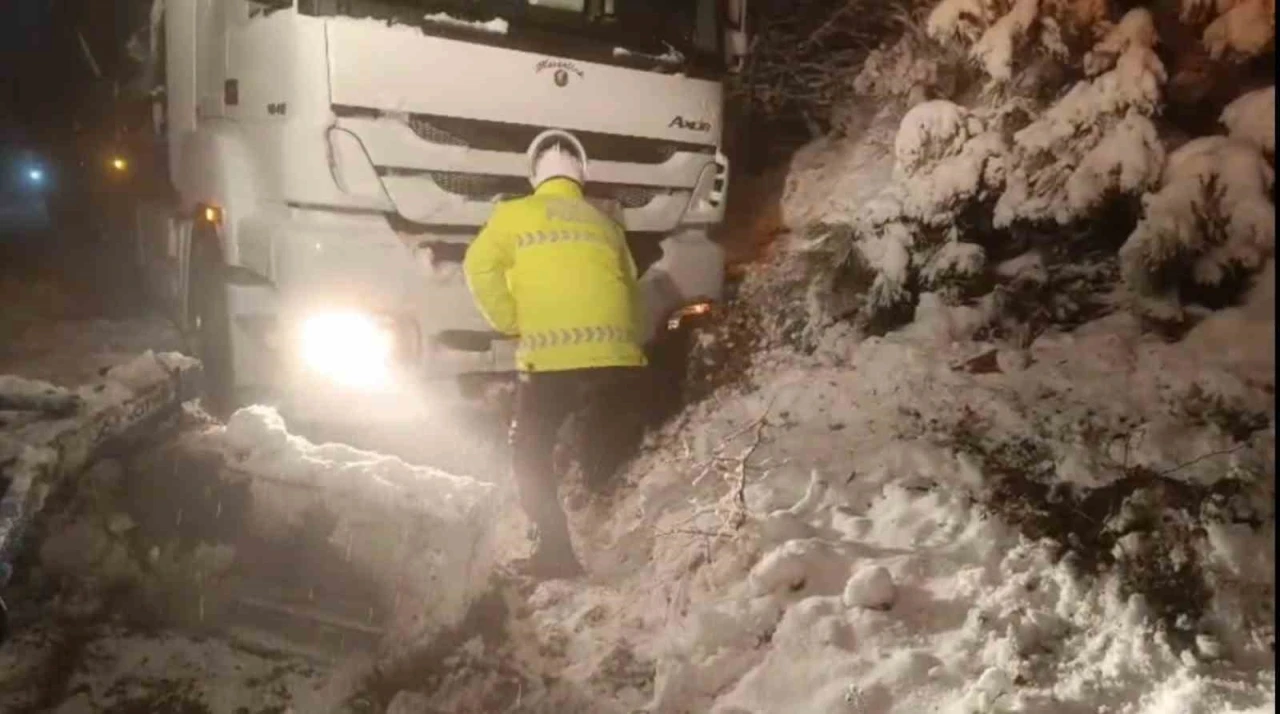 D850 kara yolu ulaşıma kapandı, polis ekipleri k&uuml;rekle a&ccedil;maya &ccedil;alıştı
