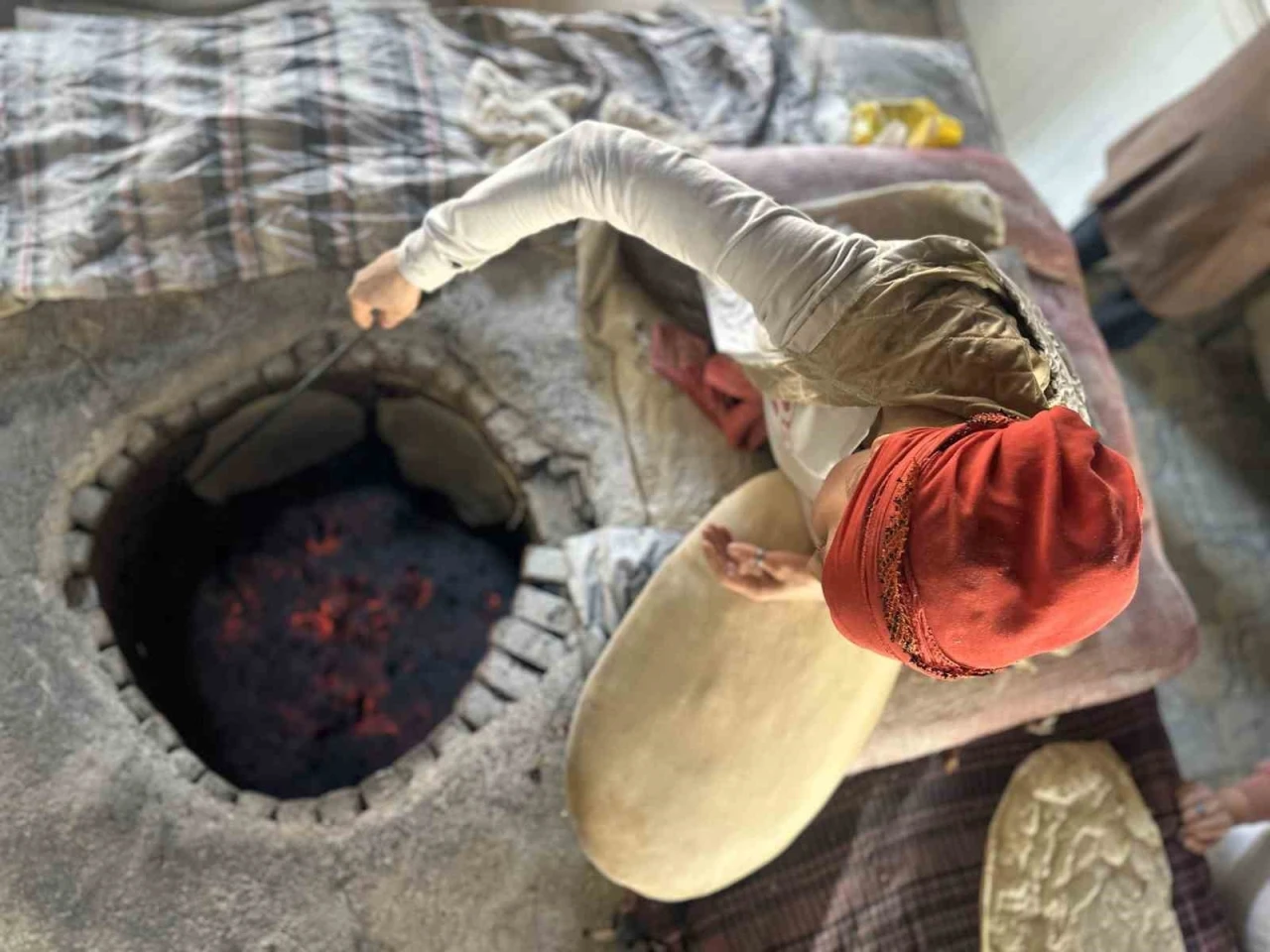 Dağ köyünden çıkıp açtığı fırında tandır ekmeği yaparak patron oldu