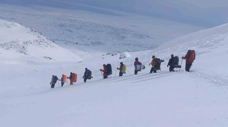 Dağcılar Süphan Dağı zirve tırmanışını tamamlayamadı
