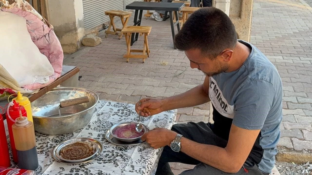 Dağdan kar getirip tatlandırdı, tabağını 50 TL’den satmaya başladı
